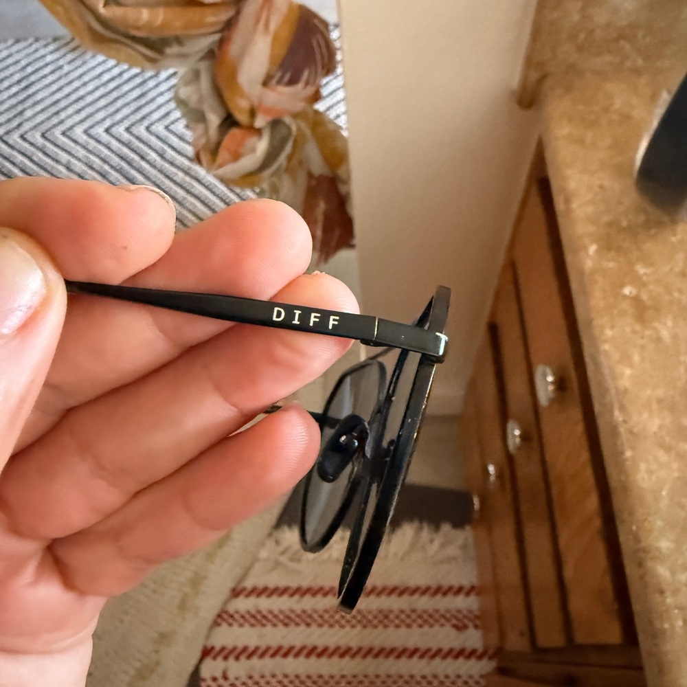 Black Diff Aviator Sunglasses - image 2